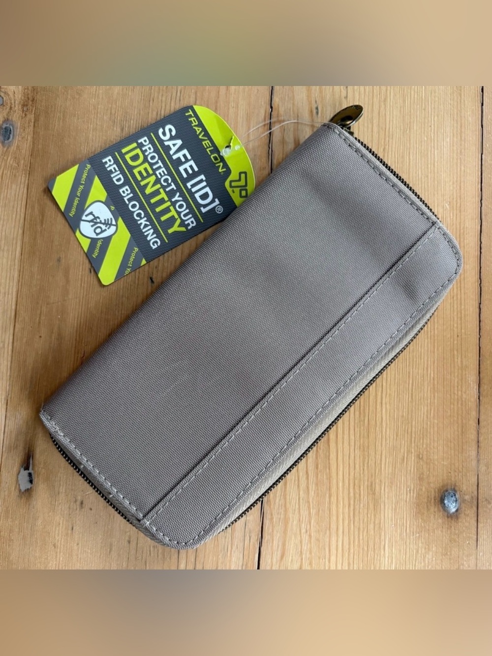 TRAVELON SAFE [IDI PROTECT YOUR IDENTITY RFID BLOCKING Tan Zipper Wallet